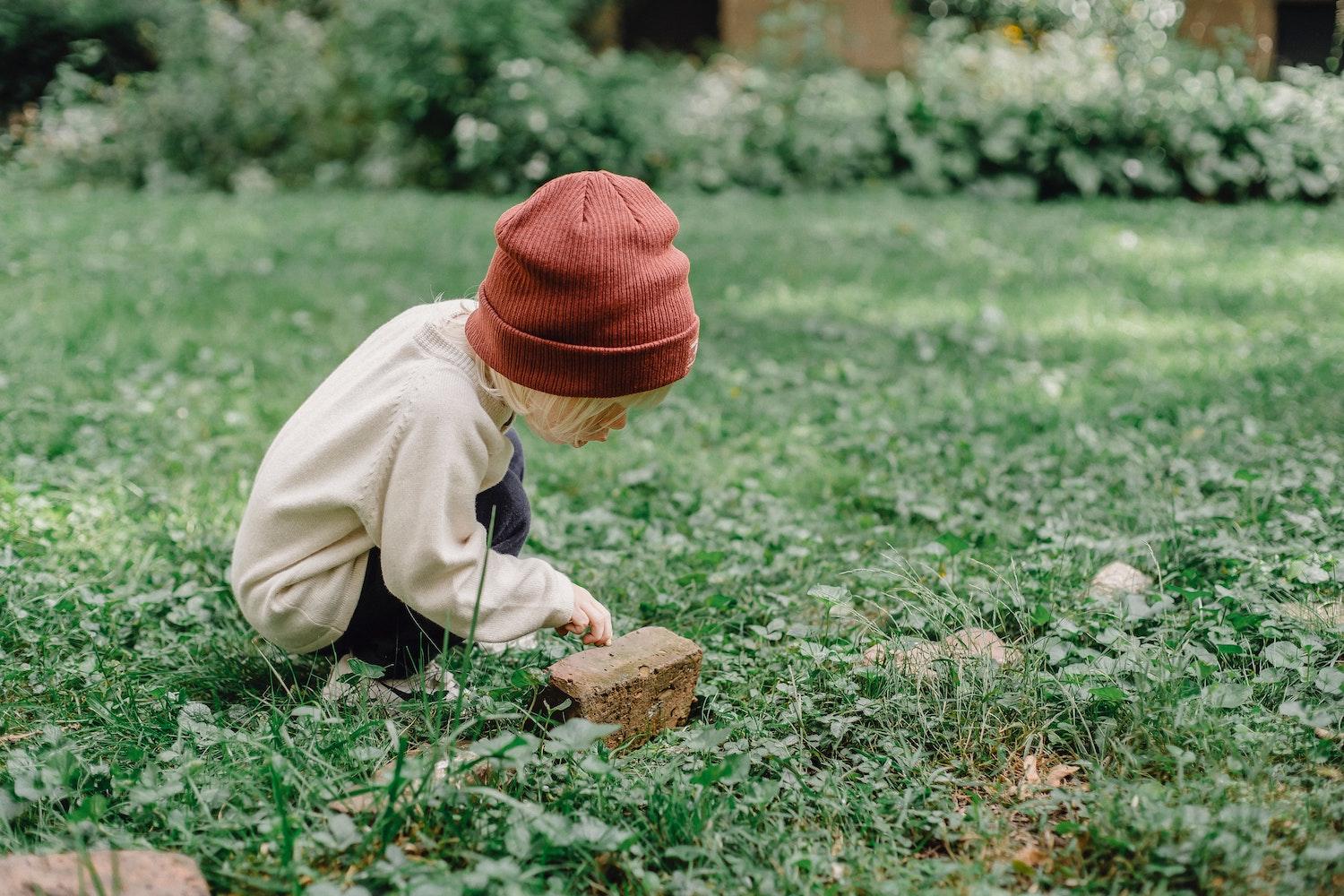 kiddo navigating plants